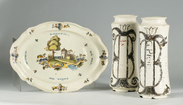 423.  Dos albarelos de cerámica esmaltada con cartelas decorativas uno rematado con hojas de acanto y otro con roleos.Teruel, S. XVII - XVIII..