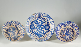 1063.  Lebrillo de cerámica esmaltada en azul de cobalto, con un ramillete de flores en el asiento y pabellones en el alero.Fajalauza, S. XIX.