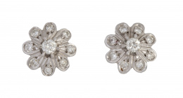 265.  Pendientes flor con brillante central engastado en seis garras