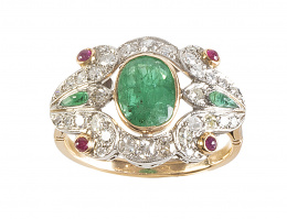 302.  Sortija con esmeralda oval, rodeada por cintas de brillantes adornadas por pequeños cabuchones de rubíes y esmeraldas talla gota de sebo