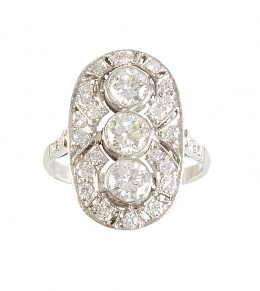 332.  Sortija lanzadera oval con tres brillantes de mayor tamaño en chatones alineados rodeados por decoración calada y brillantes en marco oval