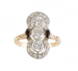 273.  Sortija lanzadera estilo Art-Decó con tres brillantes en chatón principales que suman 1,30 ct, en marco lobulado de brillantes adornada con dos piezas de ónix en los laterales