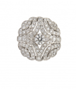 269.  Sortija estilo Art-Decó con frente de brillantes a modo de flor calada en torno a un brillante central de 0,55 ct.