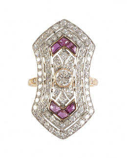 270.  Sortija lanzadera estilo Art-Decó con brillante central de 0,43 ct aprox con brillantes y rubíes en talla gota de sebo