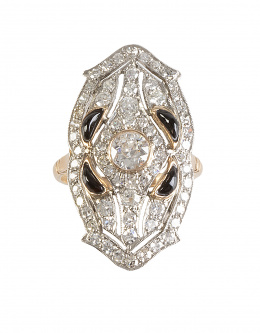 275.  Sortija lanzadera de estilo Art- Decó con brillante central de 0,46 ct aprox rodeada de líneas de brillantes y con cuatro piezas de ónix en talla gota de sebo