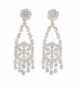 276.  Pendientes largos de brillantes con diseño de estrella calada de la que penden gotas de brillantes, con rosetón superior al que se une con dos cadenetas