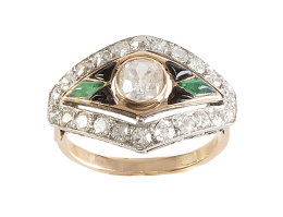 305.  Sortija rombo estilo Art-Decó con brillante central de 0,82 ct aprox, adornada con ónix, esmeraldas talla gota de sebo, y marco de  brillantes