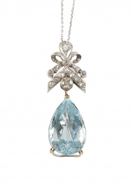 280.  Pendentif estilo Belle Époque con aguamarina talla pera que pende de lazo de brillantes con chatón y diamante talla pera superior