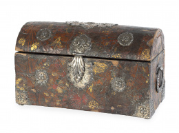 517.  Cofre con tapa de cañón con alma de madera y piel repujada, dorada y policromada y aplicaciones de plata. España, S. XVIII.