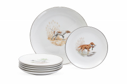1259.  Juego de siete platos de porcelana esmaltada con perros.Limoges, pp. del S. XX.