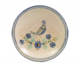 1265.  Plato de cerámica esmaltada con una pajarito y ramillete de flores.Puente del Arzobispo, S. XIX.