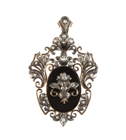 54.  Colgante portugués S. XIX con motivos florales de brillantes y diamantes y centro sobre fondo de ónix
