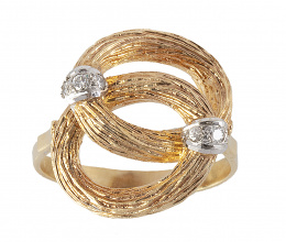 189.  Conjunto de pendientes y sortija de aros con decoración grabada entrelazados adornados con brillantitos