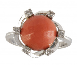 156.  Conjunto de pendientes y sortija de cabuchones de coral y orla de brillantes
