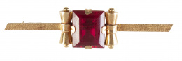 135.  Conjunto chevalière años 40 de pendientes y broche barra, con cristal rojo años 40 de talla rectangular
