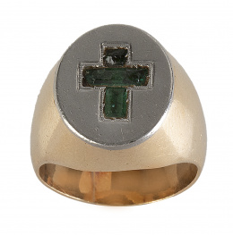 96.  Sortija sello oval con cruz de piedras verdes central 