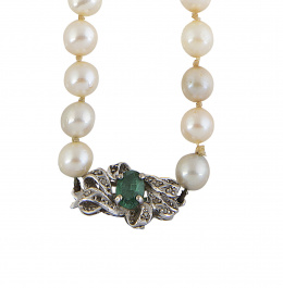 225.  Collar de un hilo de perlas cultivadas con cierre en oro blanco y símil de esmeralda