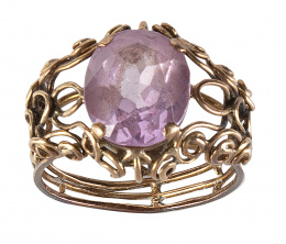 60.  Sortija años 40 con montura de hilos combinados que dibujan espirales y rosa de Francia central