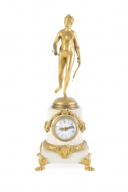 560.  "E. Jullien a Paris".Reloj de mármol y bronce dorado con Diana cazadora, "firmado" Houdon.Firmado en la esfera.Francia, h. 1830-40.