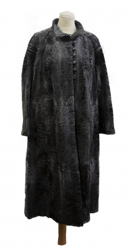 488.  Abrigo largo de piel de astracan broadtail gris, con botones , cuello de chimenea y bolsillos frontales