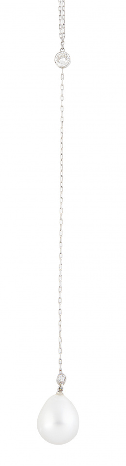 365.  Pendentif con perilla de perla australiana y dos chatones de brillantes que se combinan con cadena fina