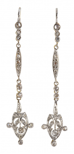 288.  Pendientes largos Belle Epoque de brillantes y diamantes con diseño de punta de flecha colgante de barritas y chatones articulados