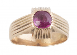 107.  Sortija sello chevalière años 40, con rubí sintético en montura elevada cuadrangular con decoración rayada