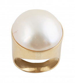 120.  Sortija años 60 con perla mabe en montura de oro liso