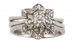 158.  Sortija rosetón de brillantes, compuesta por tres aros separados, para utilizar completa o solo la parte central