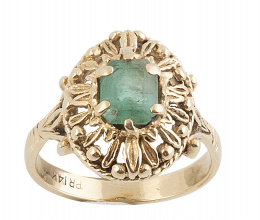 132.  Sortija con esmeralda central en marco oval calado ligeramente bombée