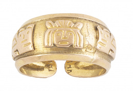 118.  Sortija con relieves de estilo precolombino con aro abierto en la base