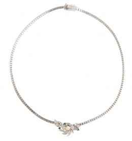 160.  Collar con centro de flor de perla y símil de esmeraldas y símil de brillantes en plata