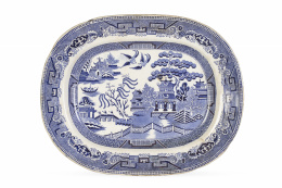 672.  Fuente de loza estampada en azul con motivo de "willow pattern".Inglaterra, S. XIX.