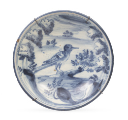 1194.  Plato acuencado de cerámica esmaltada en azul de cobalto con pajarito entre árboles de pisos.Talavera, S. XVIII.