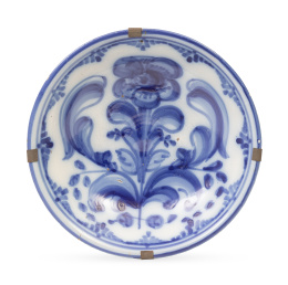 1034.  Plato acuencado de cerámica esmaltada en azul de cobalto con la flor de la adormidera.Talavera, segunda mitad del S. XVIII.