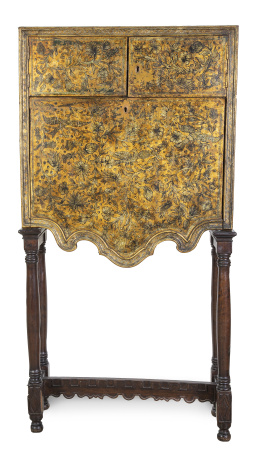 504.  Cabinet con alma de madera y guadamecí dorado y plateado, decorado con flores y pájaros.Trabajo español, h. 1920 - 30.
