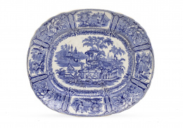 1277.  Fuente en loza estampada en azul de la "serie de la góndola". Con marca incisa en la base.Sargadelos, tercera época, (1845-1862).