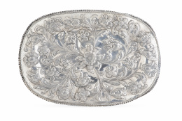 628.  Bandeja ovalada de plata en su color, de decoración floral repujada.España, S. XVIII.