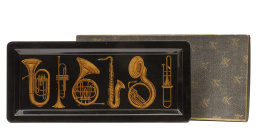 1193.  Bandeja de metal lacada de negro con instrumentos musicales pintados en dorado.Loewe, h. 1955.
