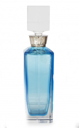 739.  Licorera de cristal transparente y azul tallado y plata. Con marcas.S. XX.