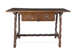 510.  Mesa de madera de nogal tallada, sobre patas de lira.Trabajo español, S. XVII.