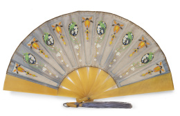 1096.  Abanico con país de tela pintada y bordado con hilos de color decorado con loros y padrones de pasta.h. 1900.