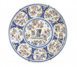 1281.  Plato de cerámica esmaltada de la serie de chinescos.Alcora, primera época (1735-1760).