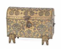 718.  Cofrecillo con tapa de cañón, con alma de madera, cubierta de pergamino y bronce tachonado.Trabajo español, S. XVIII.