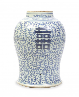 670.  Tibor de porcelana esmaltada en azul y blanco. Marcado en la base.China, S. XIX