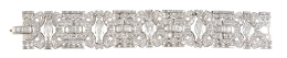 419.  Importante brazalete ancho de brillantes Art-Decó c. 1930 de diseño geométrico con cinco diamantes talla navette como elementos principales ,de tamaño creciente hacia el central
