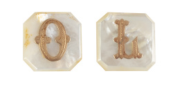 430.  Pareja de botones S. XIX con iniciales "O" "L", en oro sobre placa de nácar