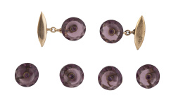 425.  Botonadura pp S. XX formada por gemelos y cuatro botones de vidrio color amatista y cristal rosa central