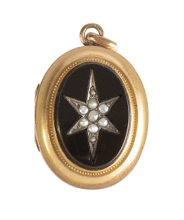 46.  Colgante portafotos oval S. XIX en metal dorado con centro de ónix decorado con estrella de perlitas finas