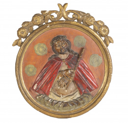 1073.  Cristo atado a la columna.Bajorrelieve con forma de tondo de madera tallada, policromada y dorada.Trabajo francés, ff. del S. XVIII.